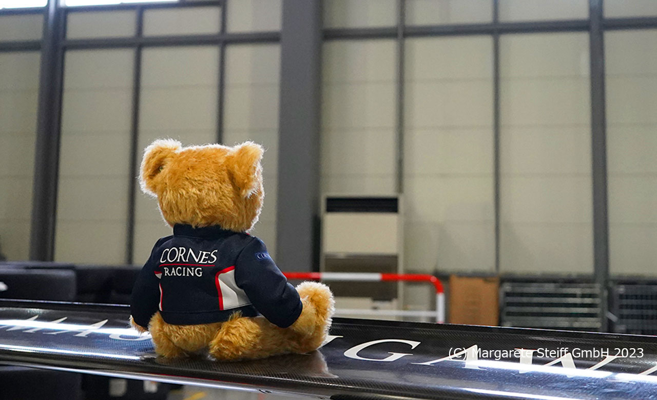 CORNES RACING×Steiff（シュタイフ）コラボ「Racing Tedy Bear」を発売